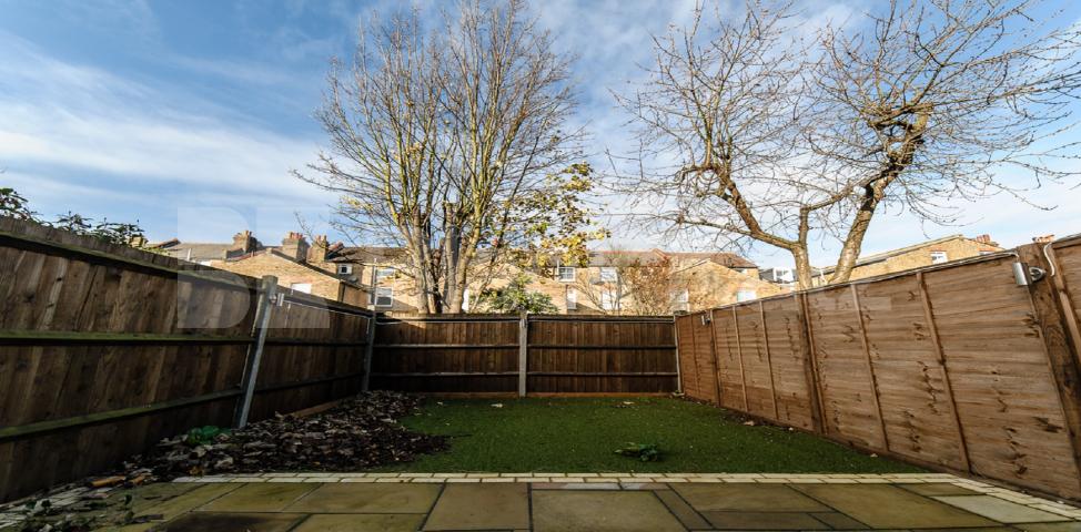 			LET , 3 Bedroom, 2 bath, 1 reception Apartment			 Pretoria Road, Streatham 